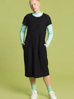 Aarre Larissa mekko, Musta Dot