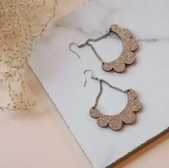 Maanantaimalli Kaarella korvakorut, Shampanja/glitter