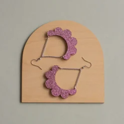 Maanantaimalli Kaarella korvakorut, Pinkki/glitter