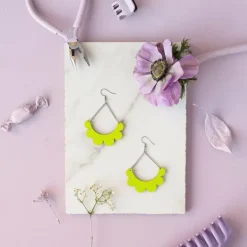 Maanantaimalli Kaarella korvakorut, Neon
