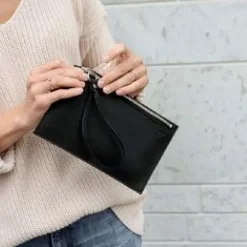 Miiko clutch, Musta
