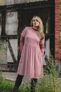 Nouki Kotva t-paitamekko, Kedolla vadelma